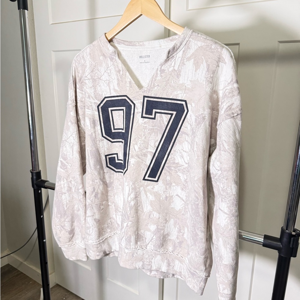 Hollister 97 Graphic V-Neck Pullover Sweatshirt Beige Camo Size S